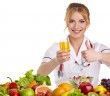 Nutricionista con frutas y verduras expresando la importacia de la Dietética, Nutrición, Alimentación