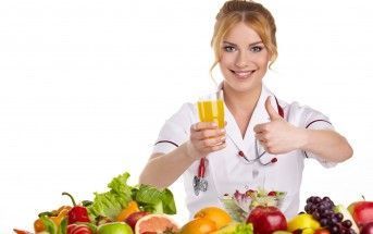 Nutricionista con frutas y verduras expresando la importacia de la Dietética, Nutrición, Alimentación