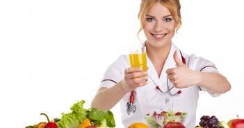 Nutricionista con frutas y verduras expresando la importacia de la Dietética, Nutrición, Alimentación